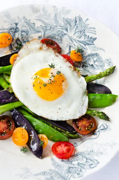 Яйце на свіжих здорових овочах варіант легкої їжі — стокове фото