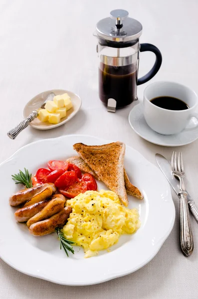 Sarapan telur orak-arik dengan sosis, tomat dan kopi — Stok Foto