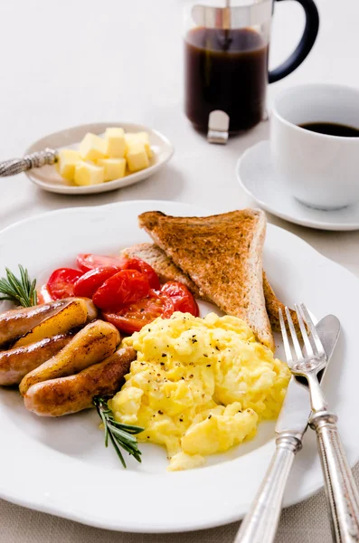 Яєчний сніданок з сосисками, помідорами та кавою — стокове фото