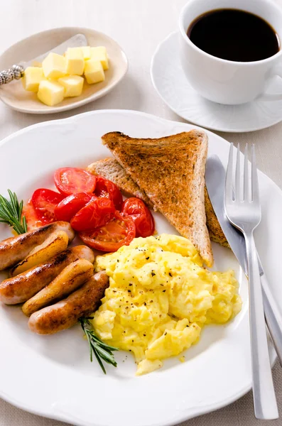 Sarapan telur orak-arik dengan sosis, tomat dan kopi — Stok Foto