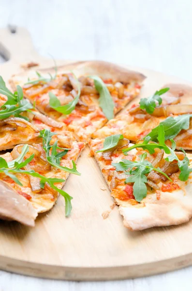 Gourmet ohut kuori pizza — kuvapankkivalokuva