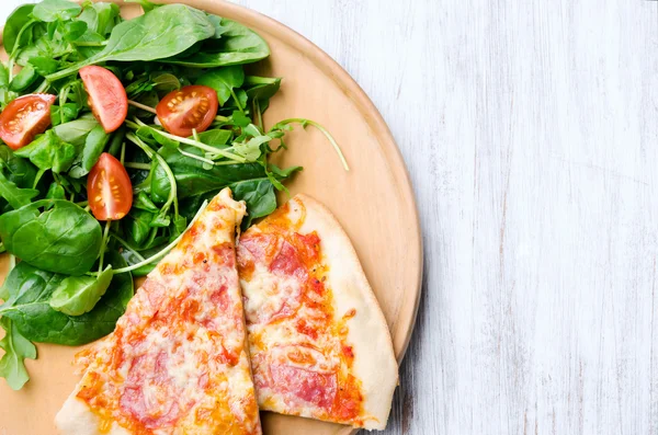 Pizza com jantar de salada em fundo rústico — Fotografia de Stock