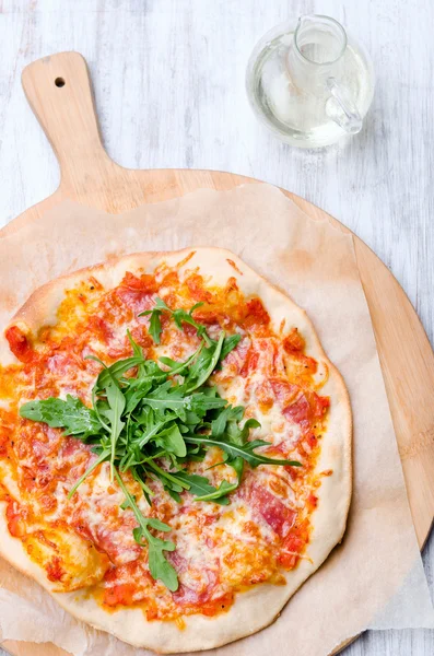 Pizza z salami i serem — Zdjęcie stockowe