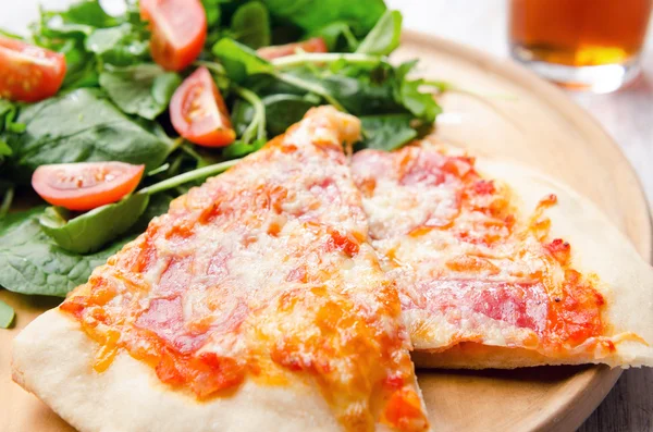 Pizza i sałatka side — Zdjęcie stockowe