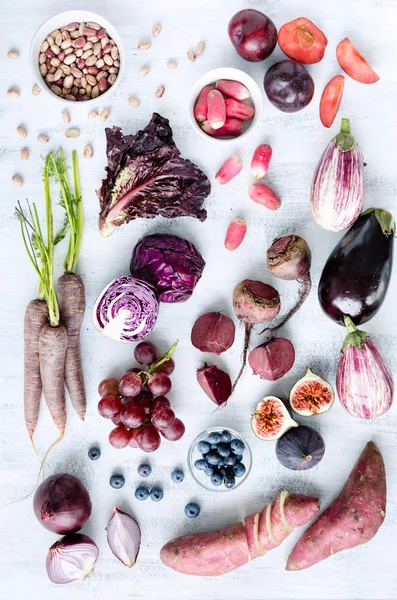 Assorted purple toned fruits and vegetables — 图库照片