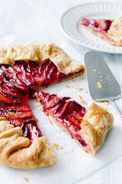 Sweet fruit tart plum galette pie cut into slices — Stockfoto