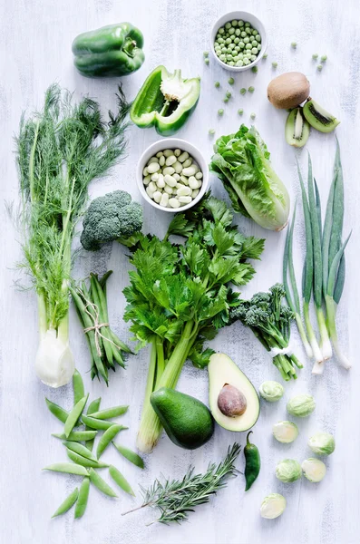 Зеленые овощи на белом деревенском фоне — стоковое фото