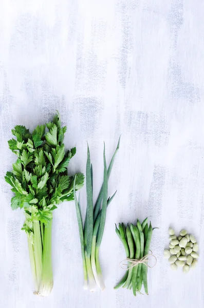 Verduras frescas saludables disparadas sobre la cabeza — Foto de Stock