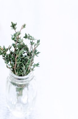 Şişe rustik arka plan üzerinde otlar