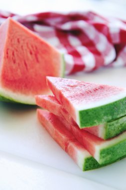 Bir bezle karpuz dilimli