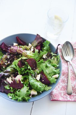 Tabak bardak su ve kaşık ve çatal ile salatası