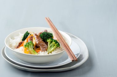 sığır eti stir fry beyaz pirinç