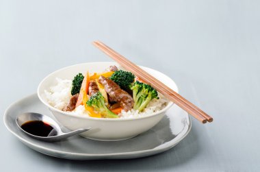 sığır eti stir fry pirinç