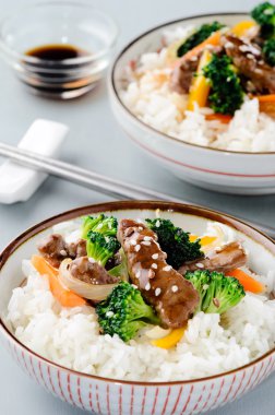 sığır eti stir fry beyaz pirinç