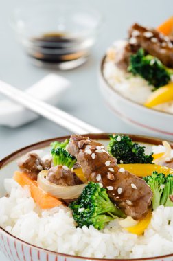 sığır eti stir fry beyaz pirinç