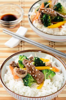 sığır eti stir fry beyaz pirinç