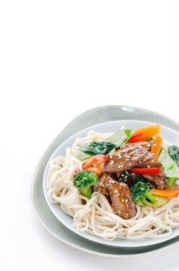 Sığır eti kizartma noodles ile