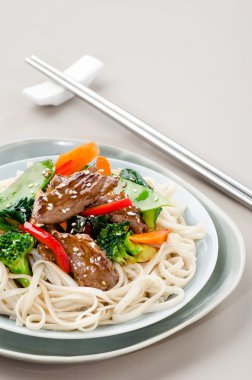 Sığır eti stir fry noodles ile