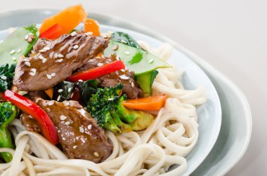 Sığır eti kizartma noodles ile