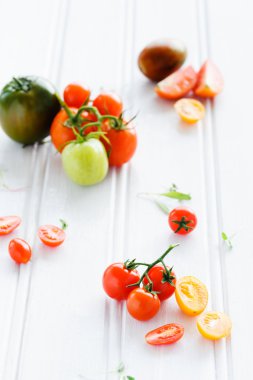 yaprakları ile rustik arka plan domates