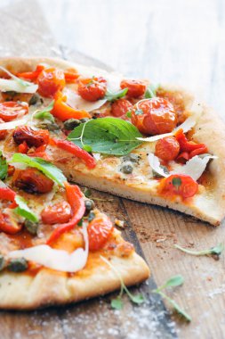 Gurme kavrulmuş domates pizza