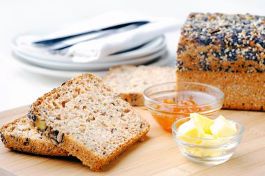 tereyağı ve reçel de ekmek