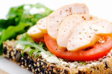 Açık sandviç salata ile