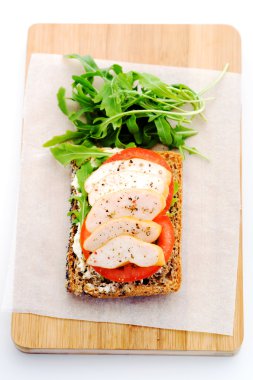 salata ahşap tahta üzerinde sandviçle aç