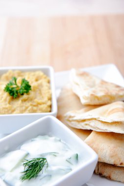 dips gözleme, cacık ve humus