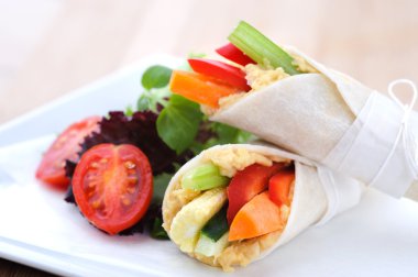 tortilla saran çiğ sebze sopalarla
