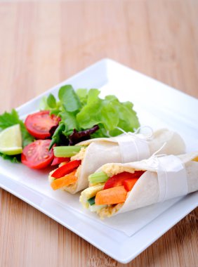 tortilla saran çiğ sebze sopalarla