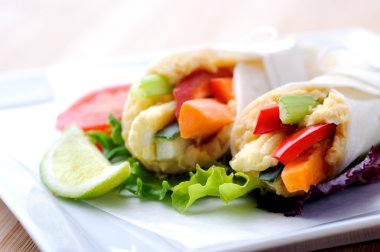 tortilla saran çiğ sebze sopalarla