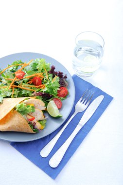 İle sebze burrito ve çatal bıçak takımı