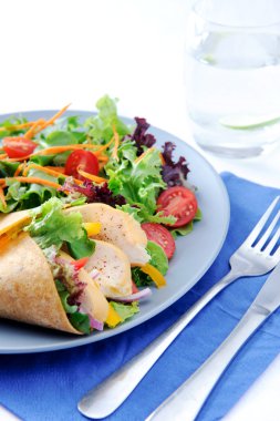 İle sebze burrito ve çatal bıçak takımı