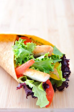 tavuk şeritler taze salata ile