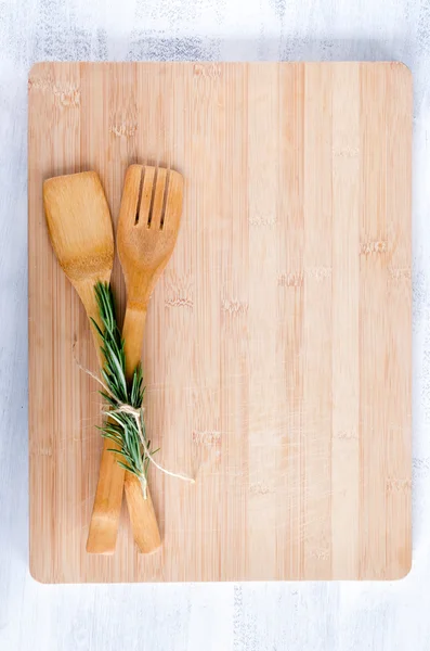 Houten gebruiksvoorwerpen op houten bord — Stockfoto