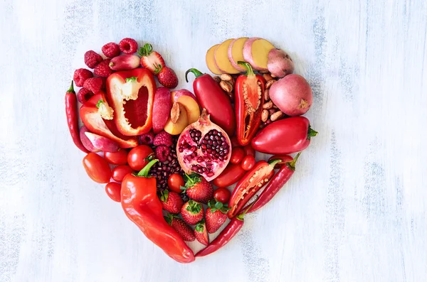 Corazón rojo hecho de frutas y verduras frescas crudas —  Fotos de Stock