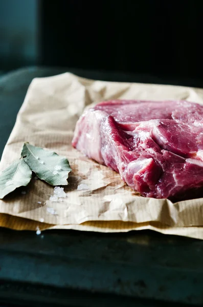 Filete de ribeye crudo sobre papel marrón con sal — Foto de Stock