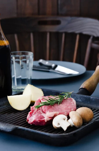 Préparation de la cuisson dans la cuisine avec steak de bœuf cru — Photo