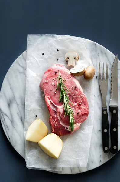 Akşam yemeği antrikot biftek pişmemiş — Stok fotoğraf