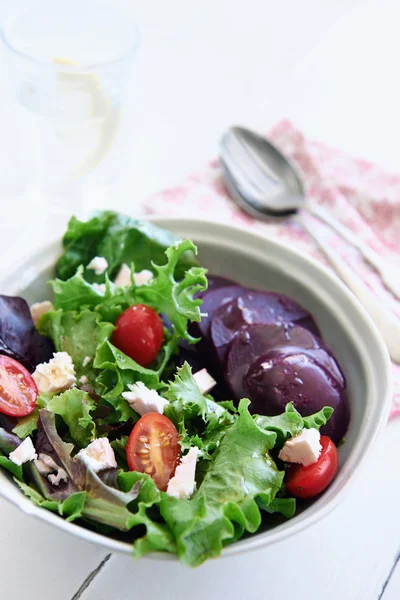 Cuenco de ensalada con vaso de agua y cuchara y tenedor —  Fotos de Stock