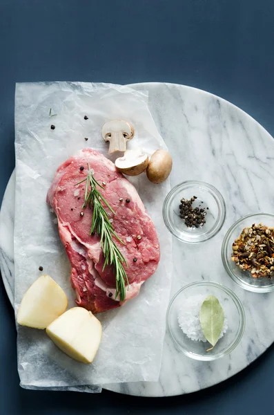 Otlar ve baharatlar ile çiğ et hazırlık — Stok fotoğraf