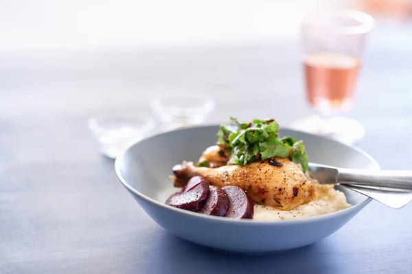 Farinha de frango assado com legumes e purê de batata — Fotografia de Stock