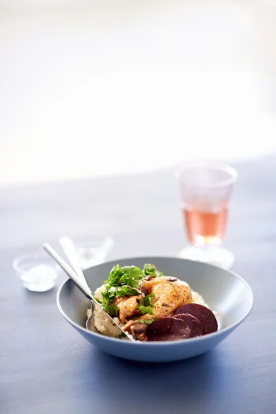 Kızarmış tavuk yemek sebze ve püre patates ile — Stok fotoğraf