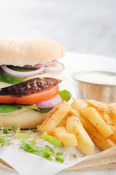 Burger and chips — Stock Photo, Image