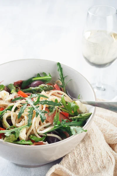 Taze sağlıklı makarna salatası — Stok fotoğraf