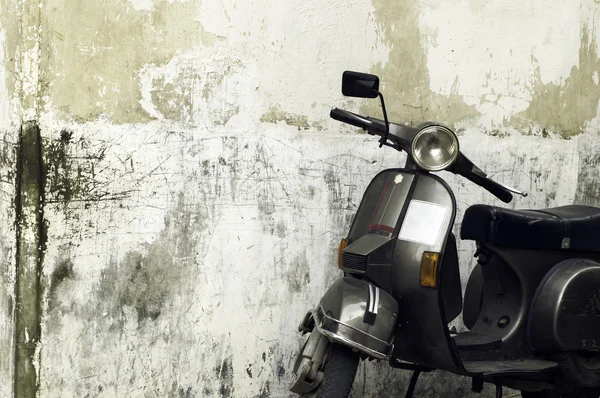 Scooter geparkeerd voor muur — Stockfoto