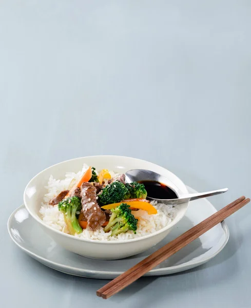 Rundvlees roerbak op witte rijst — Stockfoto