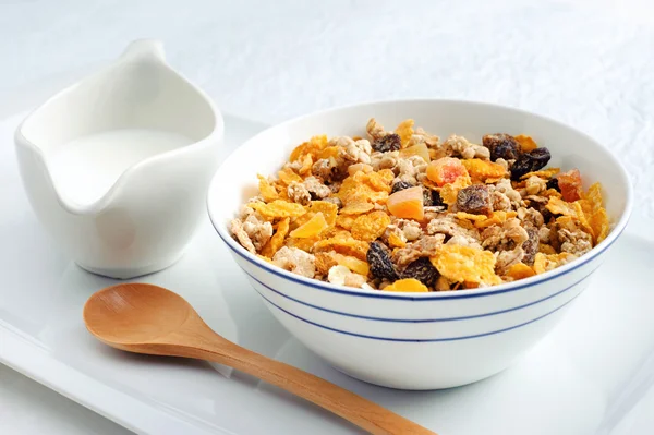 Desayuno de granola y leche —  Fotos de Stock