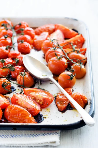 Backblech gefüllt mit Tomaten — Stockfoto